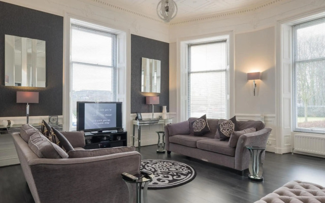 Marks At The Manor Luxury Riverside Apartments - Sleeps up to 4, with Parking and Sky TV