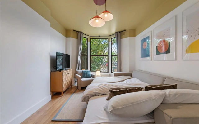 Peaceful Crouch Hill Flat by MoreThanStays