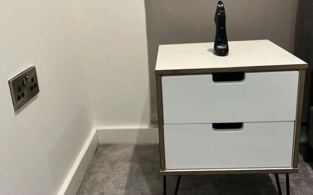 Stylish 2-bed Apt-private Parking-10mins to Centre