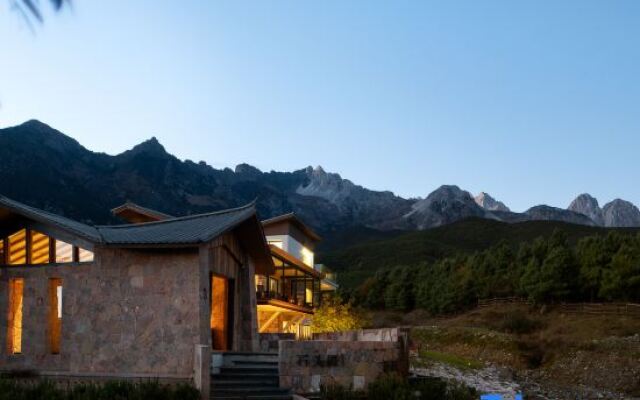 Lijiang Snow Mountain stone house
