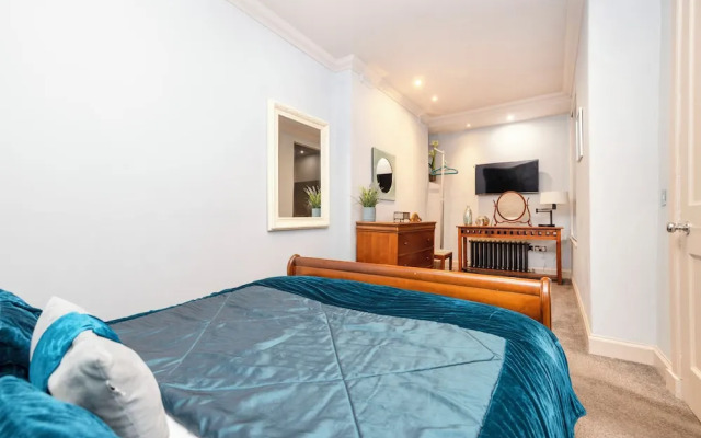 JOIVY Ultra Luxe 3BR home near Princes St