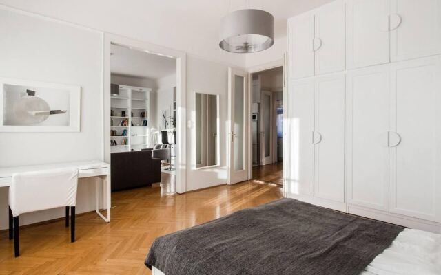 Basilica View Apartment With Balcony