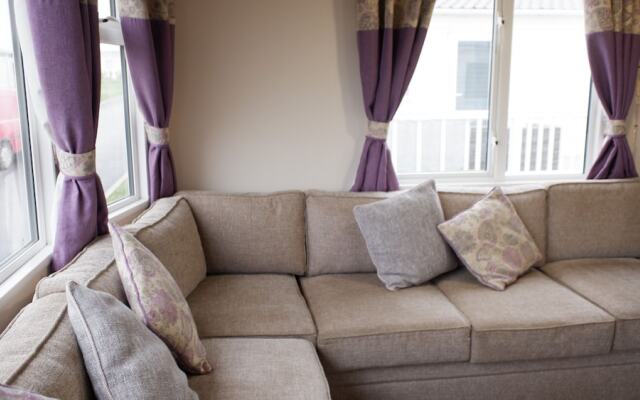 Excellent Caravan 2 Bedrooms Sleeps 6