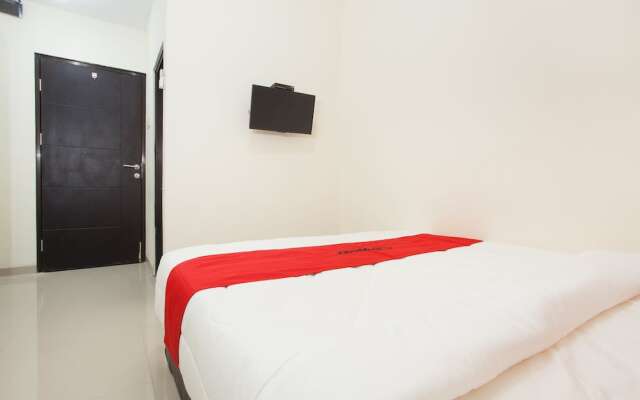 RedDoorz Plus @ K23 Rungkut Madya