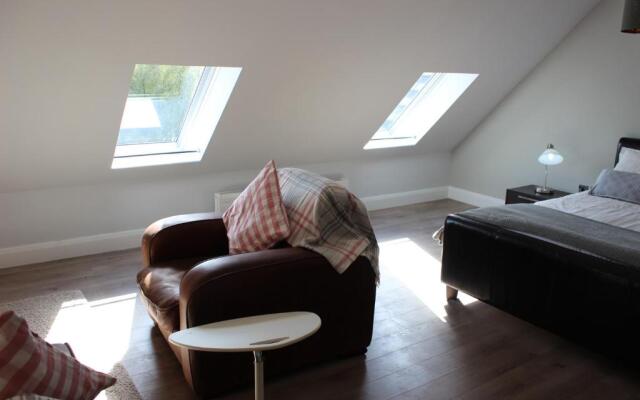 Lakeside Studio 2 Loft Apartment