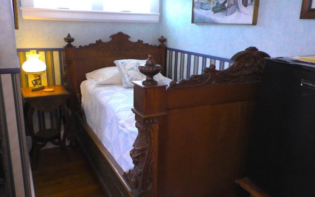 Old Iron Inn Bed and Breakfast