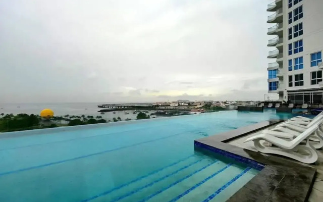 Oceanfront Designer Apartment PH The Sands, Next to Hilton