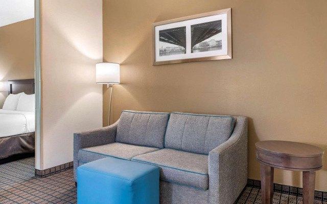 Comfort Inn & Suites Cincinnati Uptown Clifton