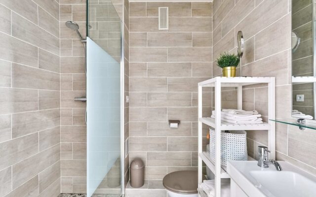 Charming 2 Room Apartment With Balcony - Paris 8ème