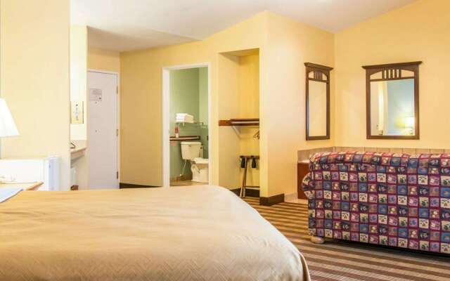 Econo Lodge Inn & Suites