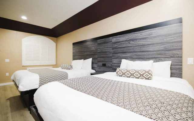 Sapphire Inn & Suites
