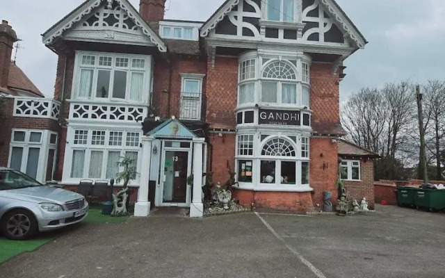 OYO Kingswood Hotel
