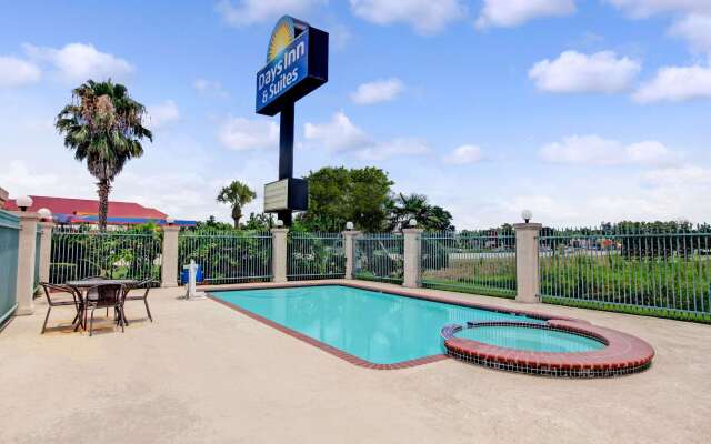 Days Inn & Suites by Wyndham Houston North/Spring