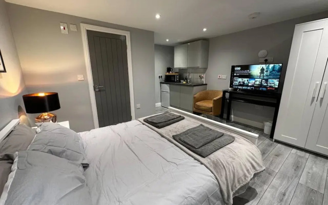 Luxury Detached Studio Apartment in Luton