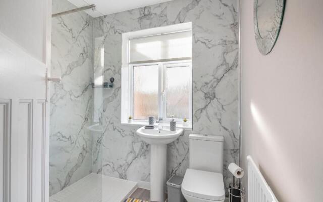 Spacious 3 Bed House, Netflix, Garden, Parking