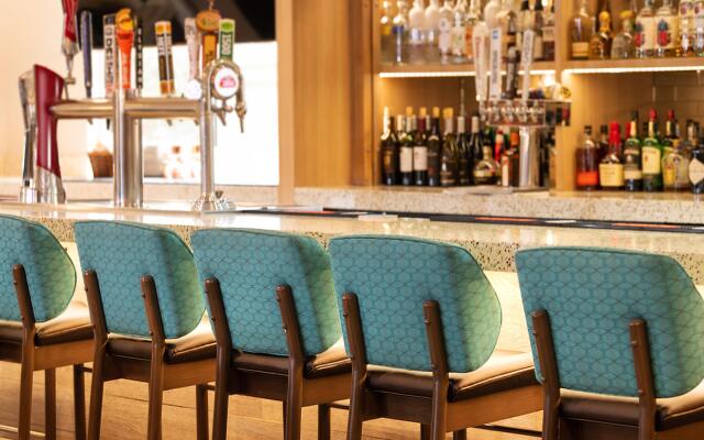 Holiday Inn & Suites Oakland Airport by IHG