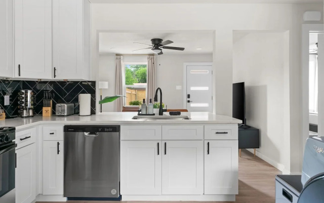 Cozy Modern Getaway Near Downtown