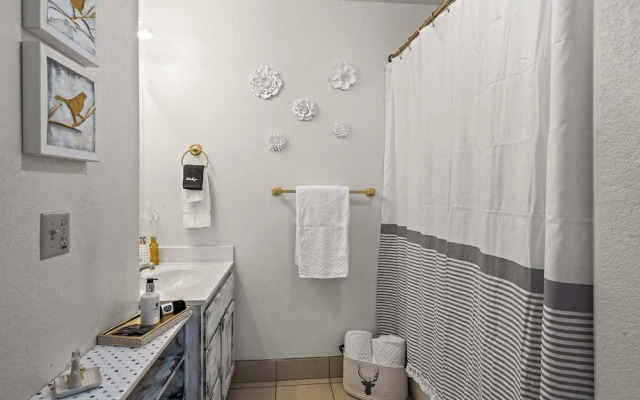 Cozy PC Condo Top Floor Studio