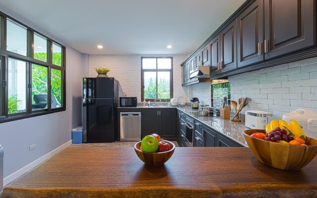 Pool villa  4 BR walking to Beach HV