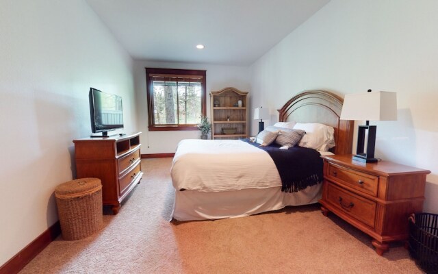 Timbers 15 Private Hot Tub, 2 Car Garage, Washer Dryer, Large Townhouse by RedAwning