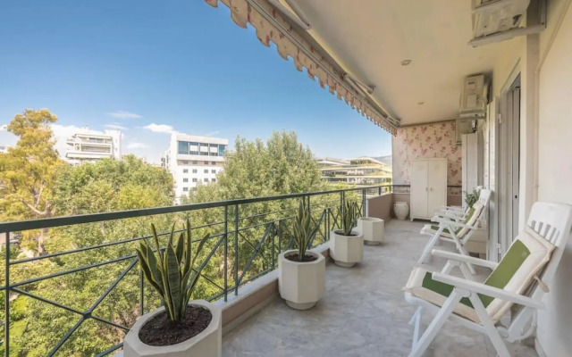 Central 3BR Apartment Next to Panormou Metro!