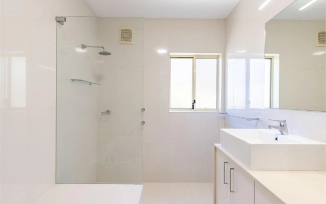 Sandy Beach House - Corlette Waterfront