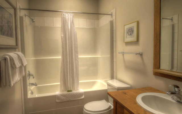 Waters Edge Shoreside Suites