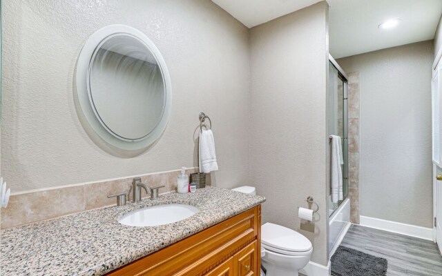 Pet-friendly Scottsdale Home w/ Screened Porch!