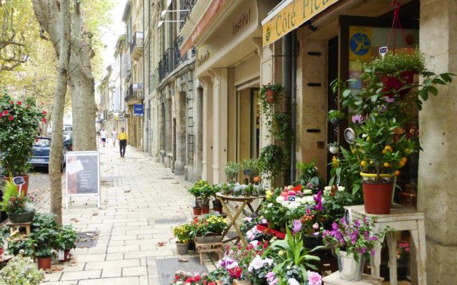 Nice Holiday Home With Private Terrace, Arpaillargues-et-aureillac