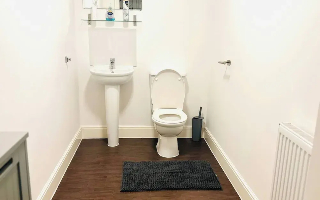 3 Bedroom Cosy-home in Hornchurch With hot tub