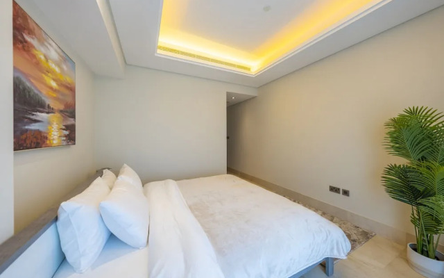 Spacious beachfront 2 bedroom apartment