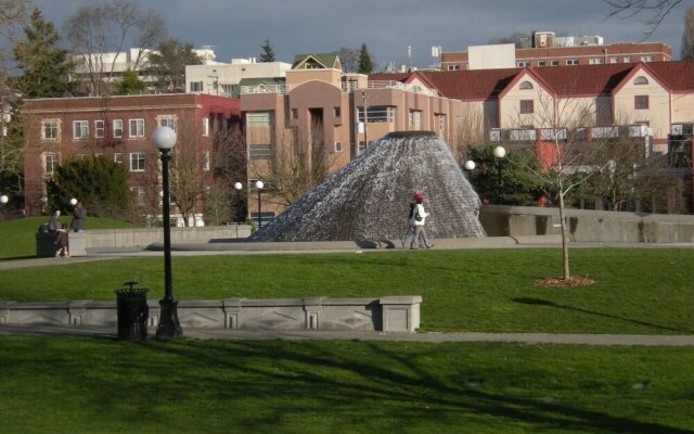 A-Center of Capital Hill- 3