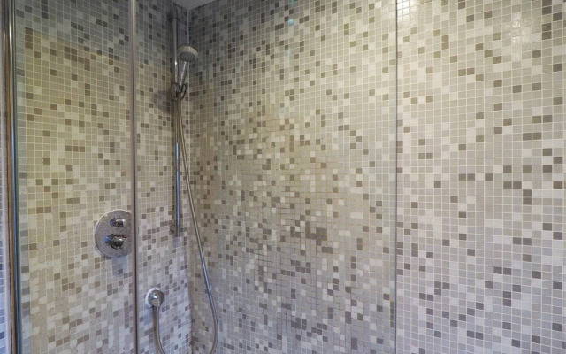 Quiet APT Sleeps 4-6 Central Windsor With Parking