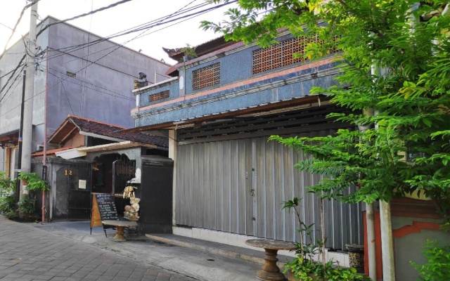 OYO 3694 Gong Corner Guest House 2 – Outside – Kuta