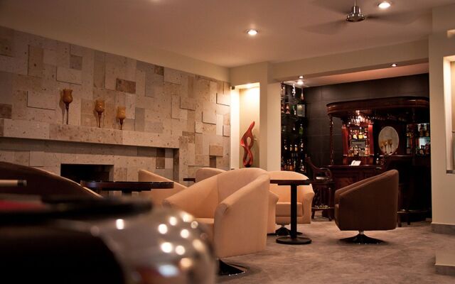 Hotel Ecce Inn & Spa