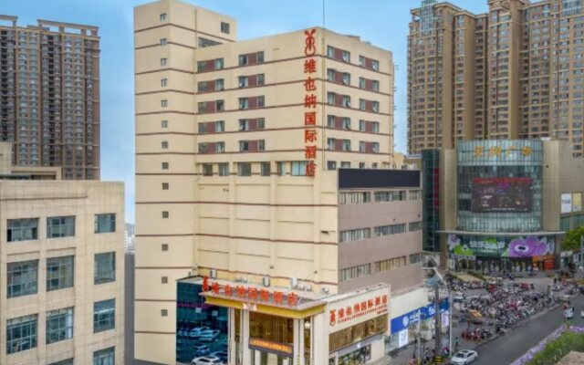 Vienna International Hotel (Xinyang Railway Station Tianrun Plaza Store)