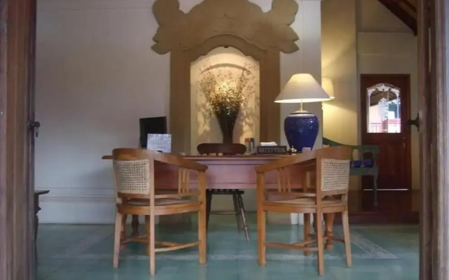 Strawberry Hill Hotel & Restaurant