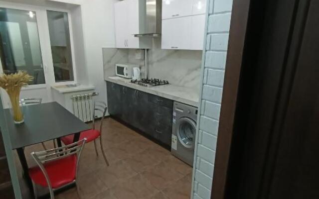 Ujutnaja i prostornaja kvartira v 50 metrah ot gorodskogo parka