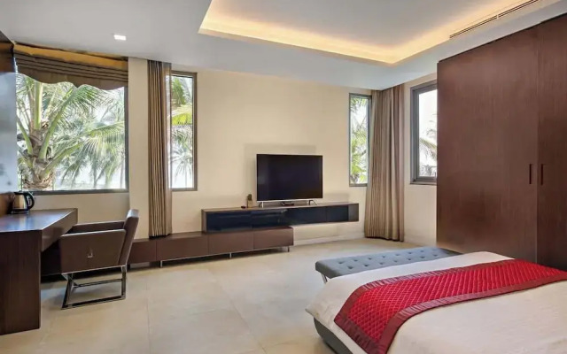 Luxe 6BR Beachfront Villa: Group Getaway Haven