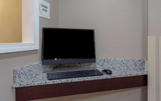 Отель Super 8 by Wyndham South Holland