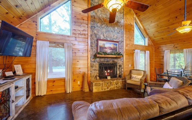 Okehi Pine Cabin With Wood Burning Fireplace and Outdoor Hot Tub by Redawning