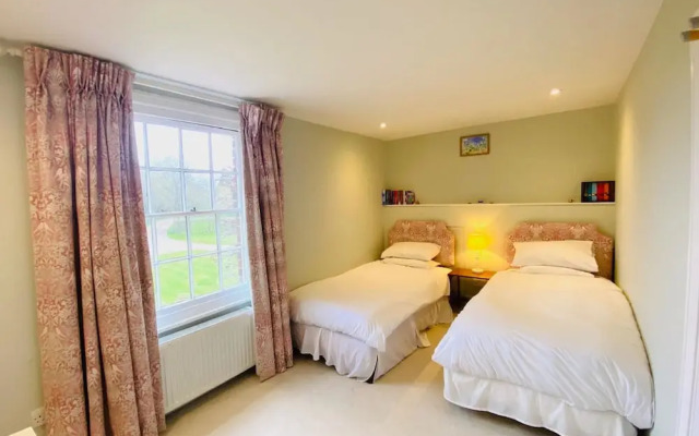 Stunning 6-bed Country House With Heated Pool