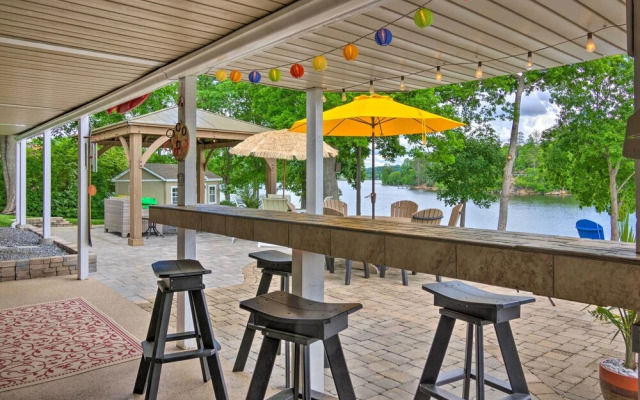'paradise Lakehouse' in Hickory w/ Dock & Views!
