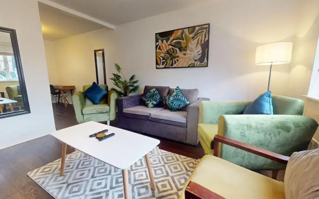 Parlaunt House - 3 Bedroom With Free Parking