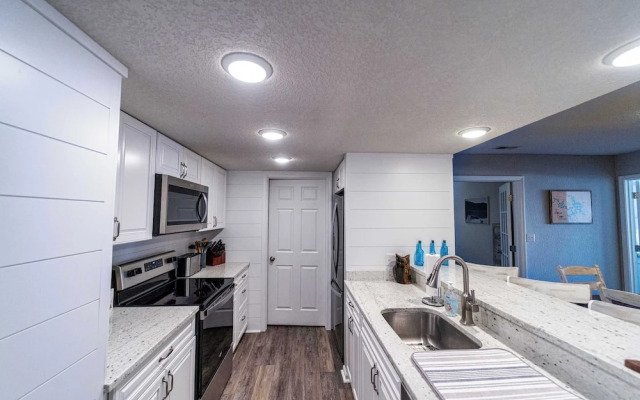 Lazy L at the Lake Chic 3 BDR Condo w/ Boat Slip