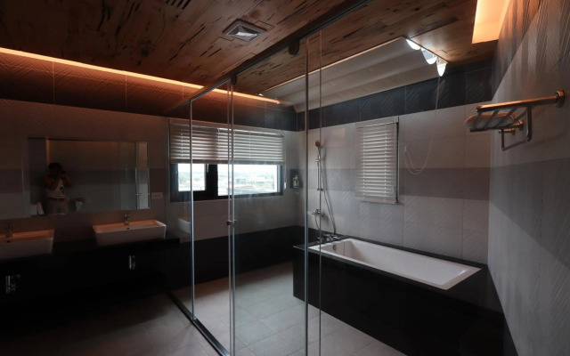 Qian Qian Riverside B&B