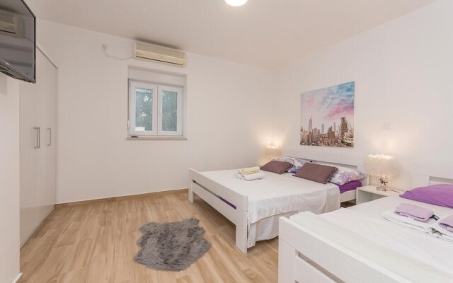 Amazing Apartment in Turanj With 2 Bedrooms and Wifi