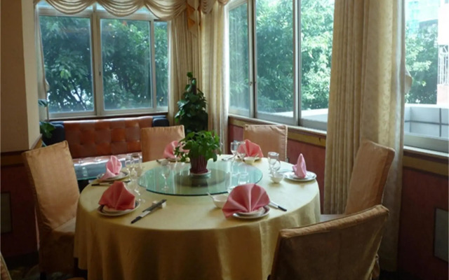 Skyline Plaza Hotel