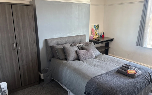 Modern 2-bed Victorian Apartment - Sleeps 6 & Pets