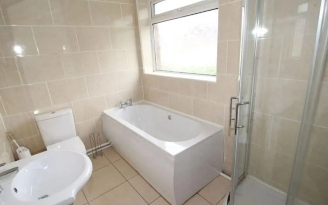 Inviting 5-bed House in Stockport Bramhall